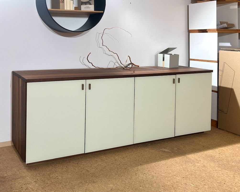 Sideboard, Nussbaum, Glas Weiß matt