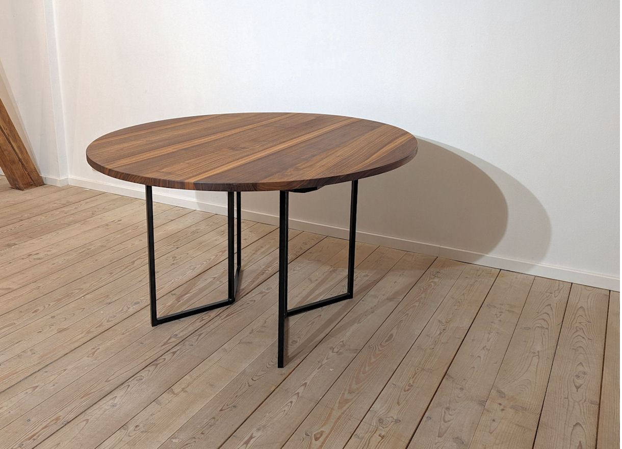 Tisch Orbis, am. Nussbaum, D 120 cm