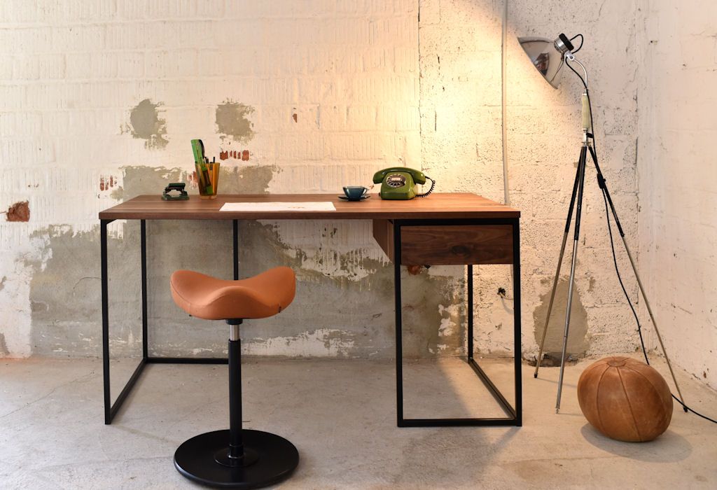 Schreibtisch Orbit mit Schublade, Nussbaum, 150/75 cm