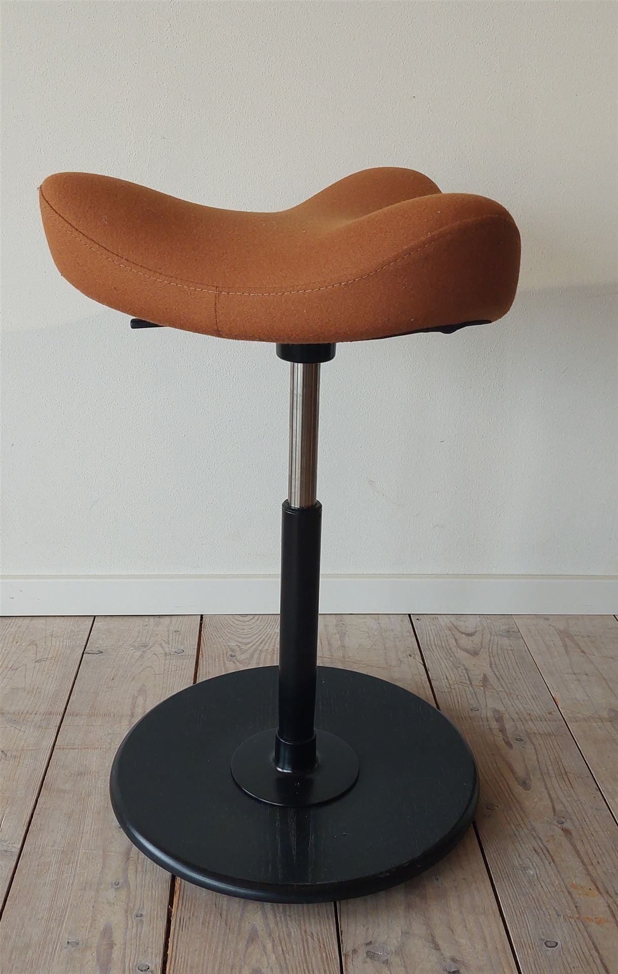 Hocker Move Compact mit Sattelsitz