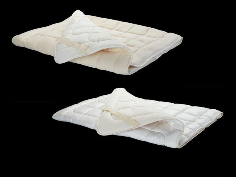 Perfektes und gesundes Schlafklima: Die Matratzenauflage bekommst Du in zwei Varianten. Schurwolle für besonders gute Klimaregulierung, oder waschbar mit Bambus-Baumwoll-Füllung