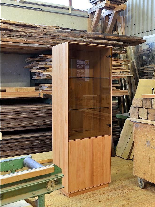 Aus massivem Holz wird ein unverwechselbares Einzelstück - Schrein in Wunschausführung wartet darauf zum Kunden zu dürfen