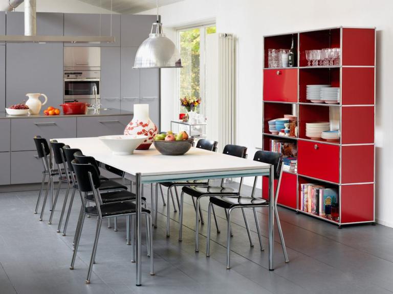 Auch in der Küche darf hohe Funktionalität Akzente setzen: In peppigem Rot mit lebendiger Fächeranordnung glänzt nicht nur Dein Geschirr
