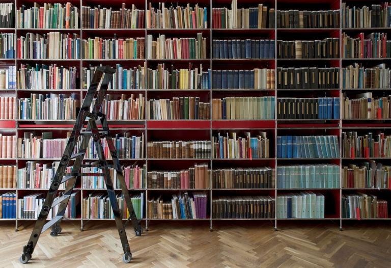 Gar nicht verstaubt - die klassische Bibliothek ganz modern: Zeitlos puristisch setzt das USM Haller Regalsystem Deine Bücher in Szene